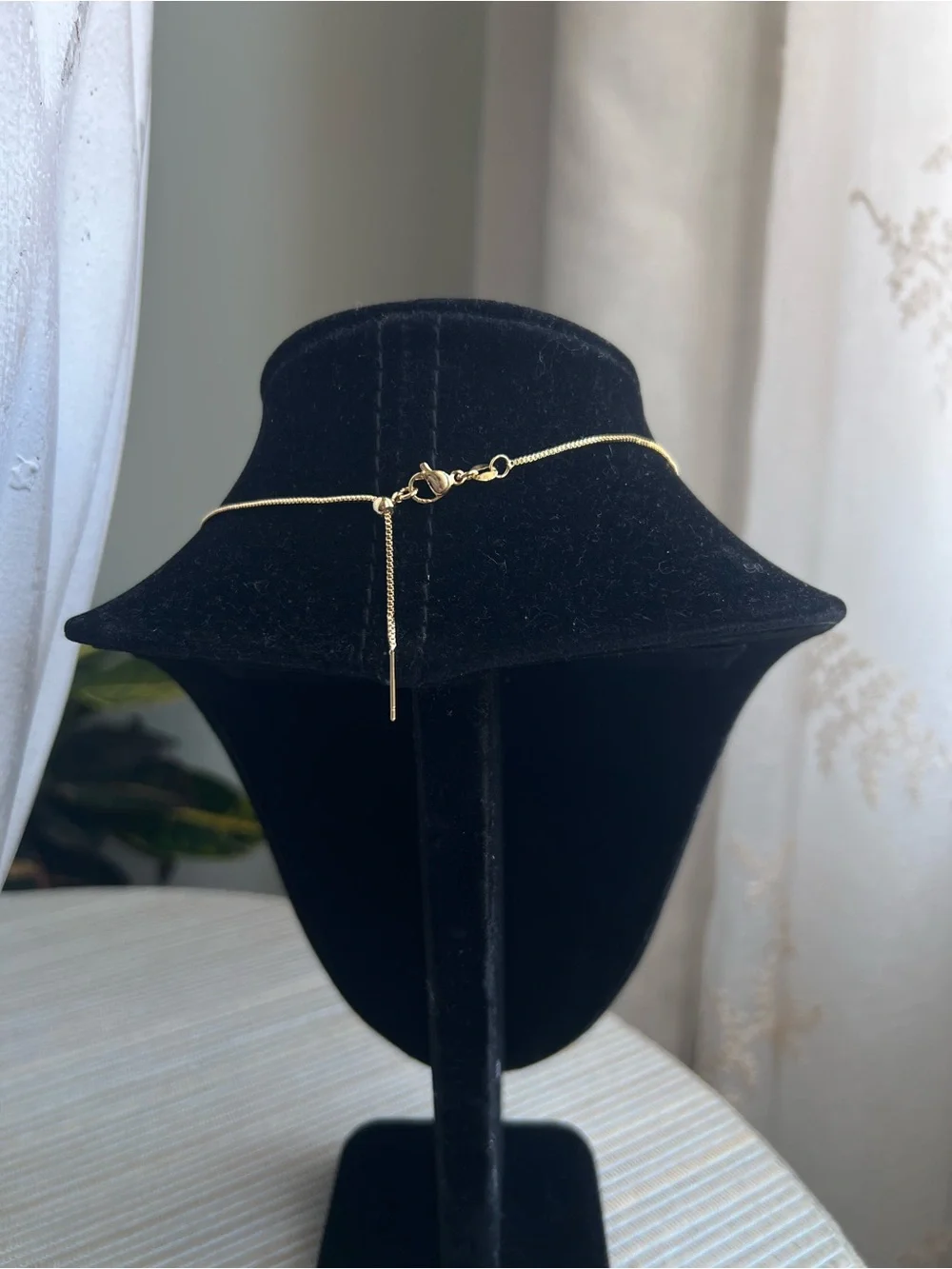 🩷-Gold Circle Pendant Necklace with black pavé and flora Crystal Accent